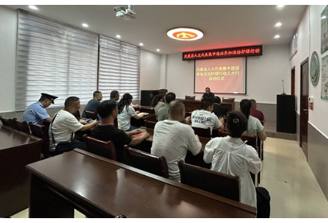 凤凰县代表集中进站参加“法治护绿”人大行启动仪式在沱江镇虹桥社区举行