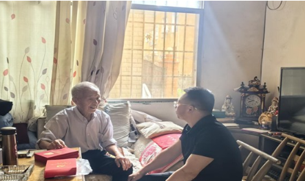 凤凰县委组织部支部为老党员上门颁发“光荣在党50年”纪念章