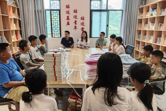 凤凰：书香润童心 “护苗”助成长