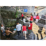 共筑健康防线——凤凰县沱江镇三王阁社区开展井水清洗行动