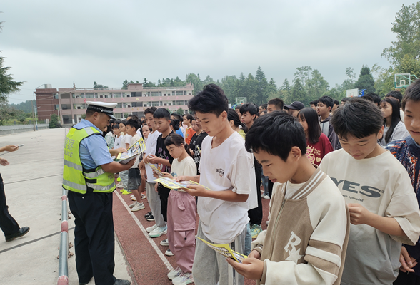 鲲鹏展翅凌万里，逐梦扬帆再起航——凤凰县腊尔山镇上好“开学安全第一课” 