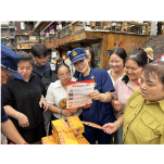 凤凰县消防救援大队“双节”摆摊送平安 守护古城景区消防安全