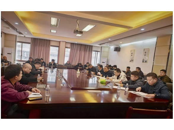 政企联动共谋发展——凤凰县住建局召开重点 项目企业座谈会