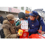 凤凰消防“赶集入户”双线宣传 筑牢乡镇冬季防火墙