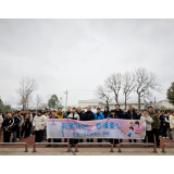 凤凰县第一民族中学：甜蜜传递，春暖童心——老街八号百源食品爱心捐赠