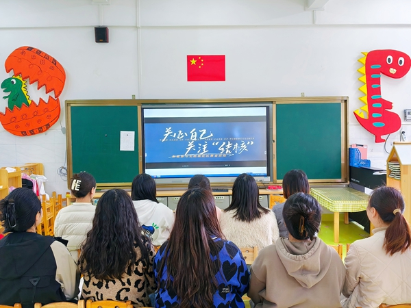 教师集中观看防肺结核宣传视频.jpg