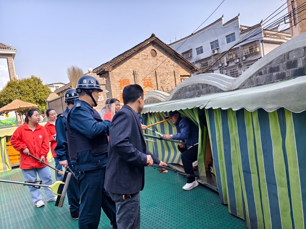 制服“歹徒”.jpg