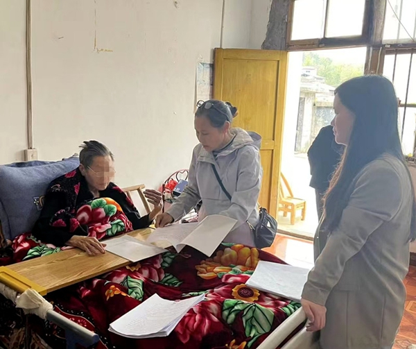 凤凰县公证处上门为行动不便老人办理公证。.jpg