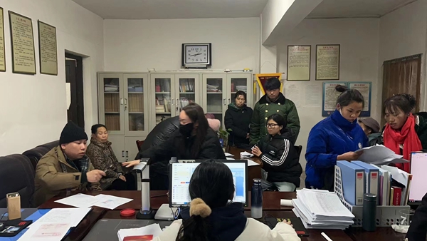 春节前后前来办证的群众络绎不绝。.jpg