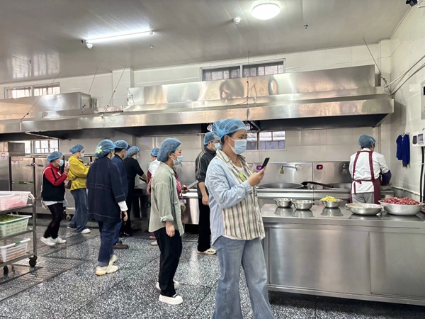 委员代表们实地参观食堂.jpg