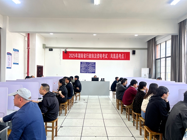 考场内鸦雀无声。.jpg