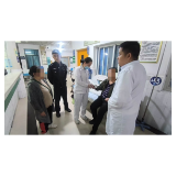 凤凰公安暖心护送 摔倒老人平安就医