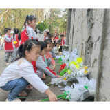 凤凰县沱江镇文昌阁幼儿园开展清明祭扫活动