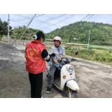 凤凰县新岩村：宣传道路禁停路段 筑牢交通安全防线