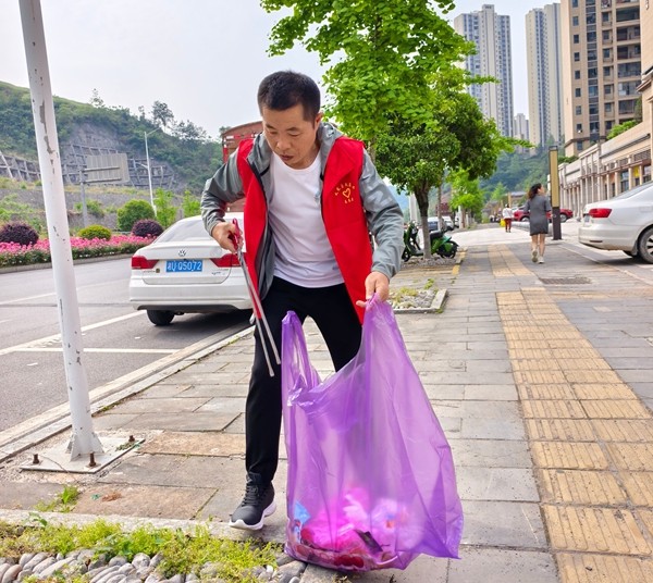 清理白色垃圾.jpg
