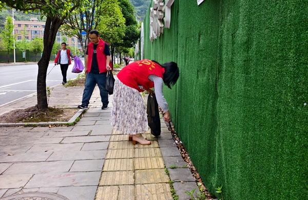 清理人行道垃圾.jpg
