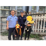 凤凰：五一假期孩子找不到家长 警察叔叔来帮忙