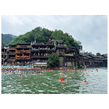边城水印，沱江激浪竞风流——凤凰县2025年“咏昌达”杯端午赛龙舟抢鸭子热闹上演