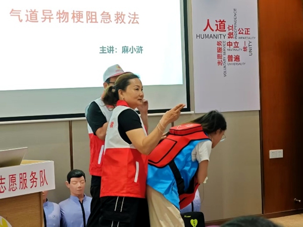 讲师们现场演示气道异物梗阻急救法。.jpg