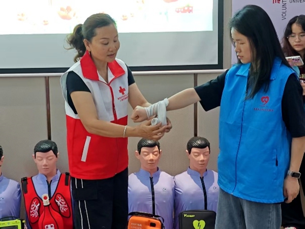 讲师们现场演示螺旋反折包扎法。.jpg