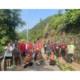 凤凰县廖家桥镇铁桥村：清理道路两侧杂草，靓化沿线环境