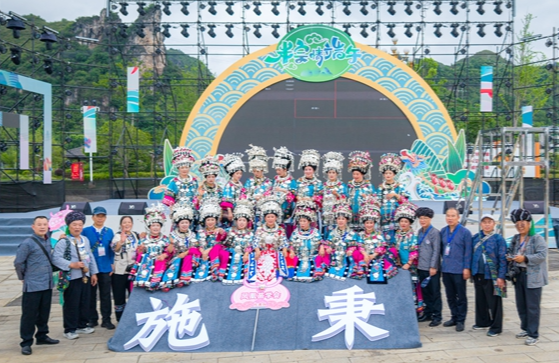 凤凰苗韵耀施秉丨凤凰县苗学会靓彩贵州施秉独木龙舟节 共促苗族文化交流交融