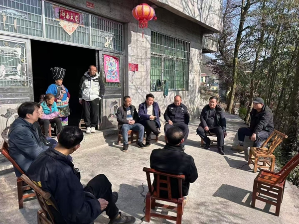 现场调解村民矛盾纠纷。.jpg