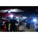 凤凰·禾库“六月六”苗族文化节点亮夜市“烟火气”，地摊经济“火起来”