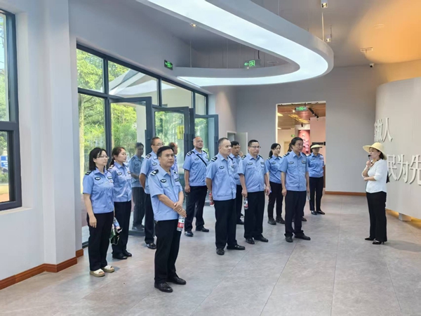 全体党员干部认真聆听郑培民同志先进事迹。.jpg