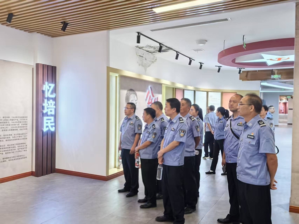 全体党员干部参观郑培民廉政文化教育基地纪念展厅。.jpg