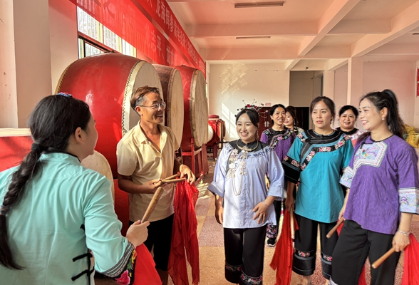 凤凰县金雷苗鼓志愿服务队：赴松桃县开展苗鼓文化学习交流活动