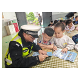 凤凰交警联合教体局开展校园交通安全宣传暨校车安全专项检查行动