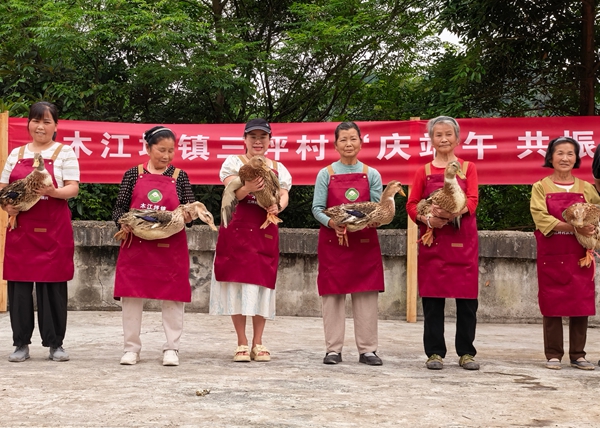 最终获胜的前6名参赛者上台领取鸭子一只。.jpg 最终获胜的前6名参赛者上台领取鸭子一只。.jpg