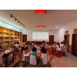 凤凰县沱江镇虹桥社区：公益英语点亮少年假期