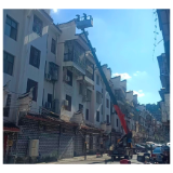 凤凰县虹桥社区民俗园小区党支部破解老旧小区瓦片脱落民生难题