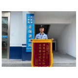 游客手链落水 凤凰公安涉水寻回获锦旗致谢