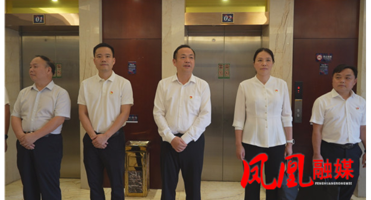 聚焦党代会|樊忠清看望慰问出席中国共产党凤凰县第十四次代表大会的代表