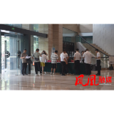 聚焦党代会|出席中国共产党凤凰县第十四次代表大会的代表向大会报到