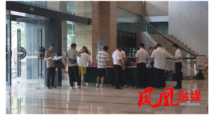 聚焦党代会|出席中国共产党凤凰县第十四次代表大会的代表向大会报到