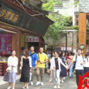 端午小长假：凤凰古城迎来大量游客