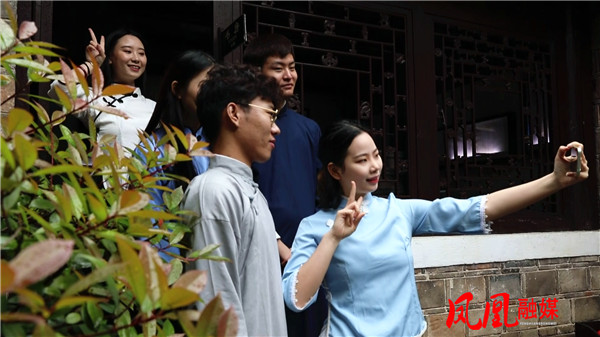 凤凰古城：还原民国风情 体验沈从文故居、[00_05_26][20220501-102314].jpg