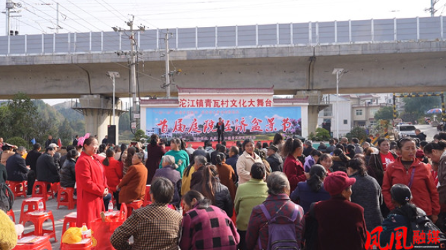 凤凰县沱江镇青瓦村举办首届庭院经济盆景节  栽出致富好前景