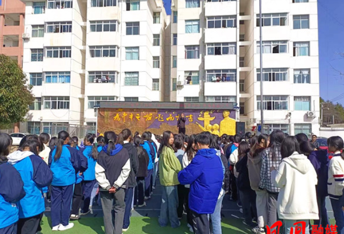 凤凰县千工坪学区：三月春暖学雷锋  中华美德永传承