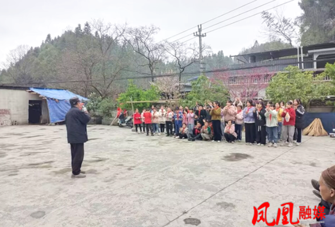 林峰学区：敬老院中暖人心 雷锋精神驻心间