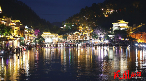 凤凰古城：新业态旅游促消费市场持续复苏