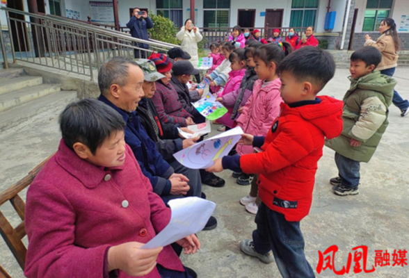 凤凰县沱江镇南华社区开展“爱心汇聚敬老院，浓浓关怀暖人心”志愿服务活动