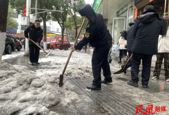 凤凰城管全力应对低温雨雪冰冻天气