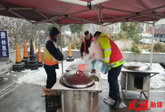 凤凰县沱江镇城北社区：大雪中的暖心接力 助力滞留旅客安全返程