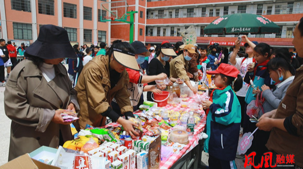 凤凰县箭道坪第二小学开展学雷锋爱心义卖活动