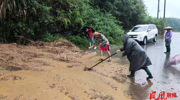 凤凰县腊尔山镇受强降雨突袭 政府干部积极应对